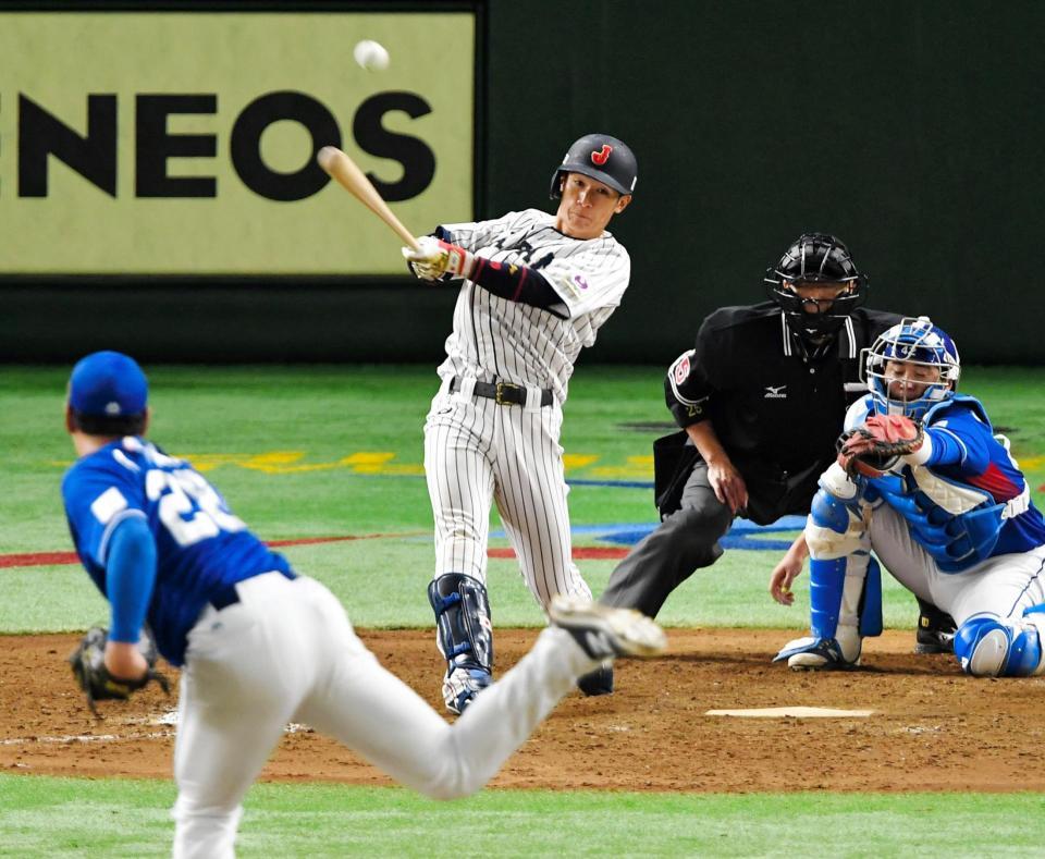 　５回、２点二塁打を放つ西川