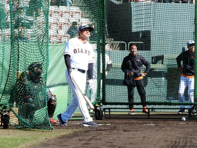 巨人・由伸監督、岸川打撃投手に手向けの“安打”