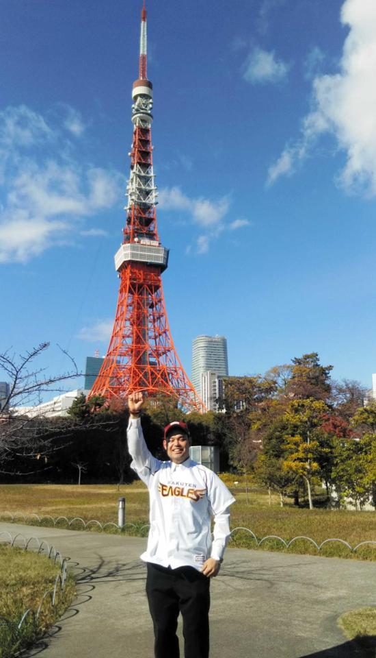 　東京タワーを背に、活躍を誓った楽天のドラフト２位・岩見