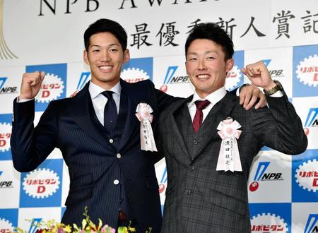 最優秀新人賞を受賞した中日・京田（左）と西武・源田