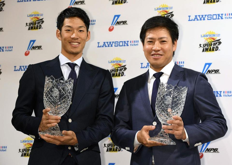 表彰されたセ・リーグ打者部門の中日・京田（左）とパ・リーグ投手部門の西武・牧田