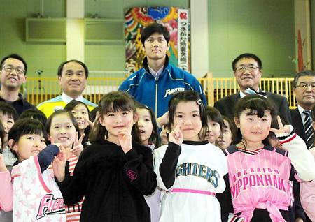 　応援大使を務める北海道・月形町の小学校を訪問した大谷（後列中央）