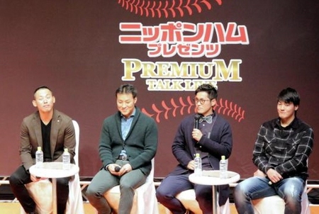 ニッポンハムプレゼンツ・プレミアムトークライブに参加した（左から）日本ハム・矢野、田中賢、鍵谷、有原＝ＳＴＶホール