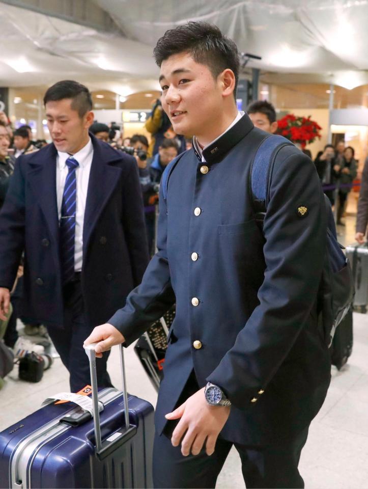 新千歳空港に到着した、日本ハムに入団が決まった早実・清宮