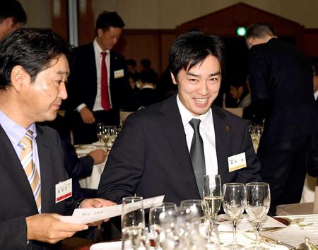 　オフィシャルスポンサーが集まったパーティーに出席し、関係者と談笑する和田（右）