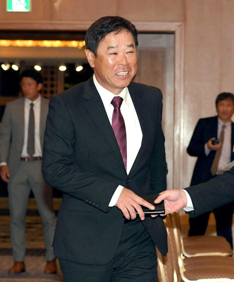 　イベント会場へにこやかな表情で向かう福良監督（撮影・飯室逸平）