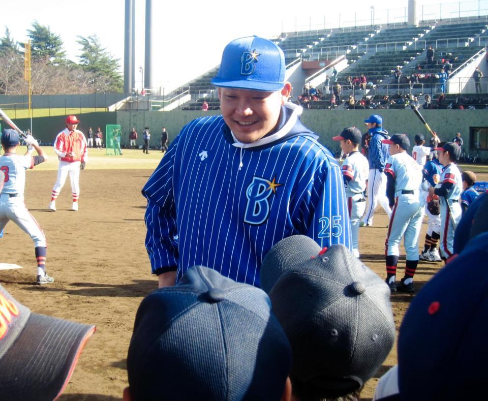 少年野球教室で笑顔を見せるＤｅＮＡ・筒香＝横浜市の保土ケ谷球場