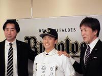 仮契約を終えて笑顔を見せるドラフト３位・福田（中央）、牧田チーフスカウト（右）、中川スカウトグループ長