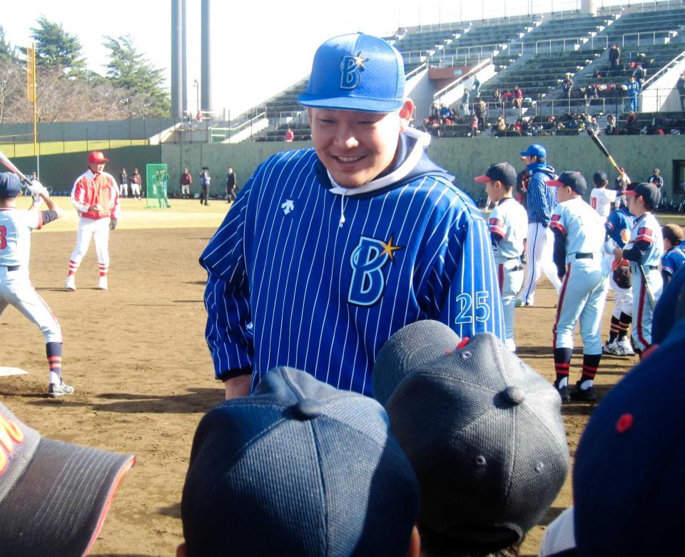 　少年野球教室で笑顔を見せる筒香