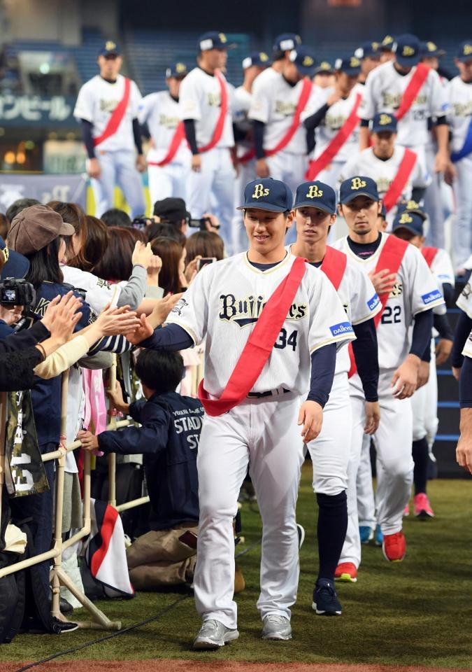 　ファンとタッチするオリックス・吉田正尚＝京セラドーム