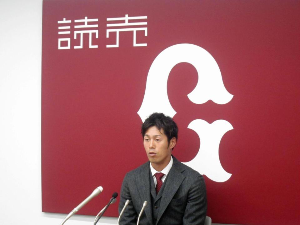 契約更改交渉に臨んだ巨人・立岡＝都内の球団事務所