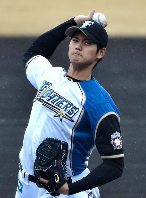 日本ハム・大谷、チームメートらに別れ 浴衣姿で選手会納会に参加/野球