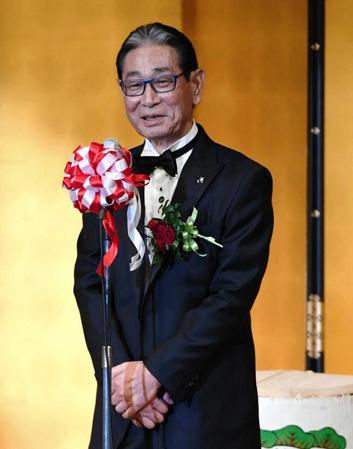 　あいさつをする星野氏