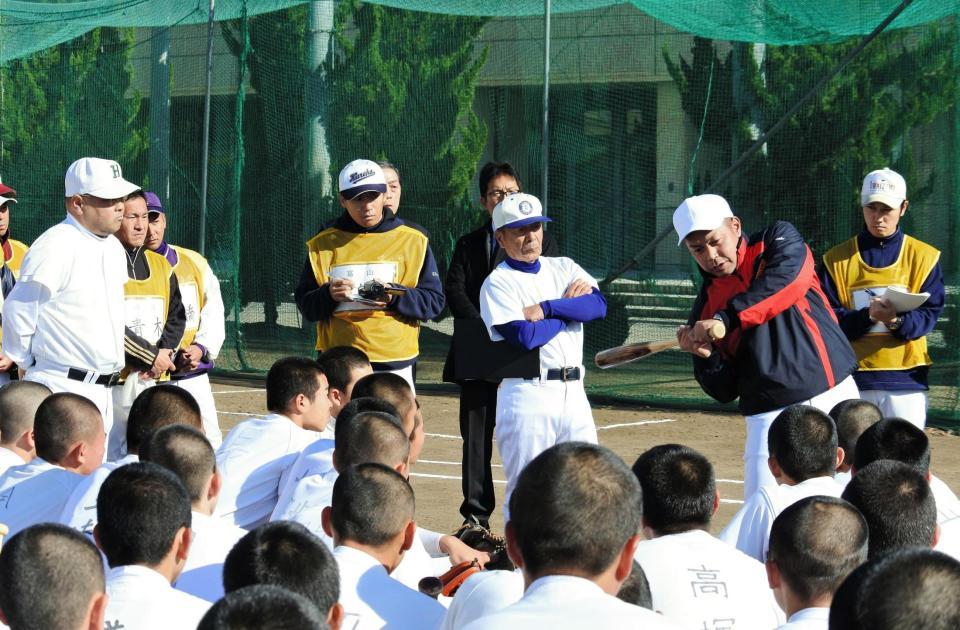 技術指導する小坂監督（右から２人目）と山下氏（同３人目）、永田氏（左端）＝高槻市の大冠高グラウンド