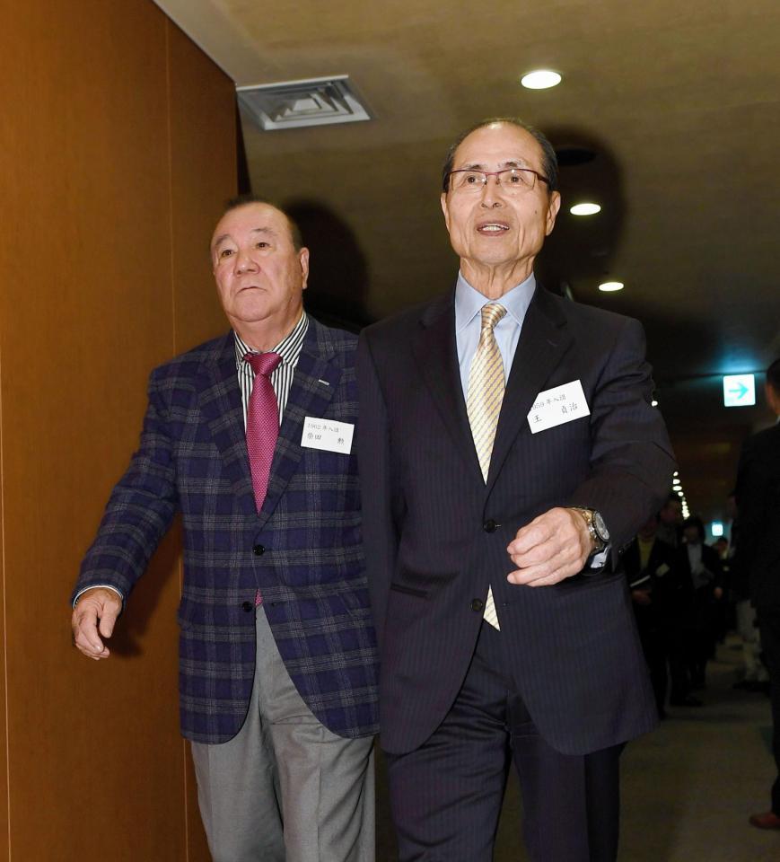 巨人ＯＢ会総会に出席したソフトバンク・王貞治球団会長と柴田勲ＯＢ会長（左）＝後楽園飯店（撮影・園田高夫）