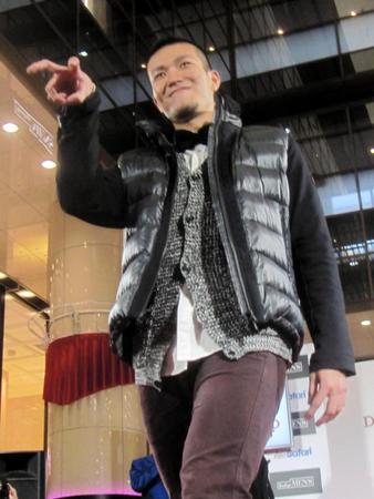 ランウェイで“お化けフォーク”の握りを披露したソフトバンクの千賀滉大投手＝都内