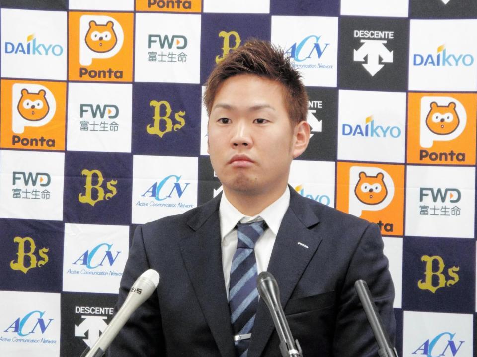 契約更改を終え会見に臨む西