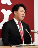 契約更改を終え記者会見に臨む巨人・山口俊＝巨人球団事務所（撮影・開出牧）