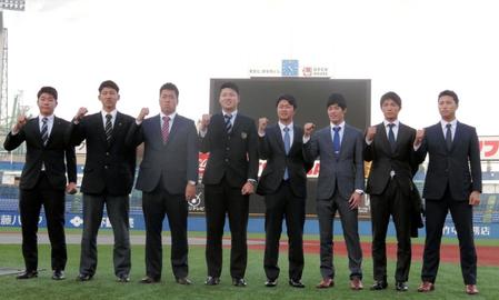神宮球場を訪れガッツポーズするヤクルトの新人８選手