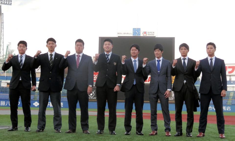 神宮球場を訪れガッツポーズするヤクルトの新人８選手