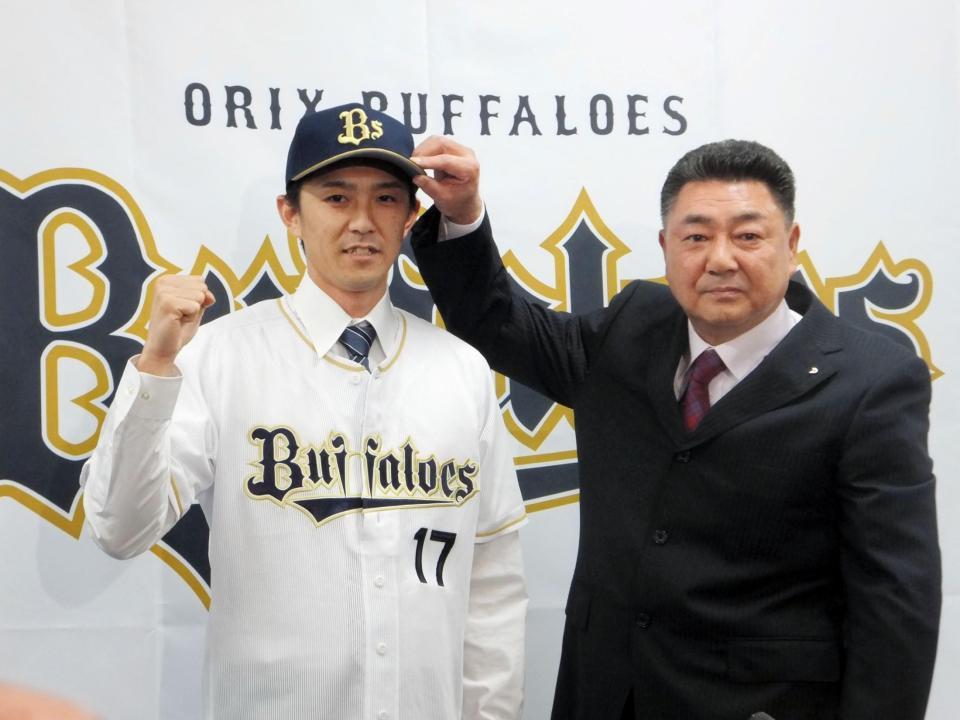 入団会見を終え、長村球団本部長（左）に帽子をかぶせてもらうオリックス・増井