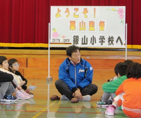 北海道余市郡仁木町の銀山小で児童の質問に答える栗山監督