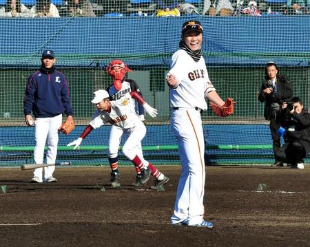 中学生と対決をした巨人・坂本勇人と西武・秋山翔吾（左端）＝茨城県高萩市の高萩市民球場（撮影・出月俊成）