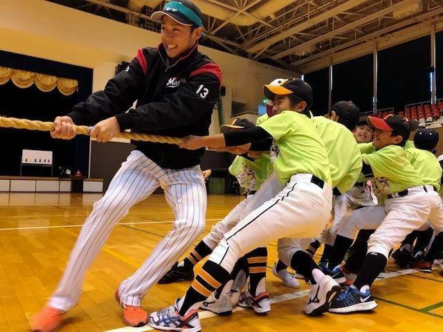 子どもたちと綱引きを楽しむ平沢