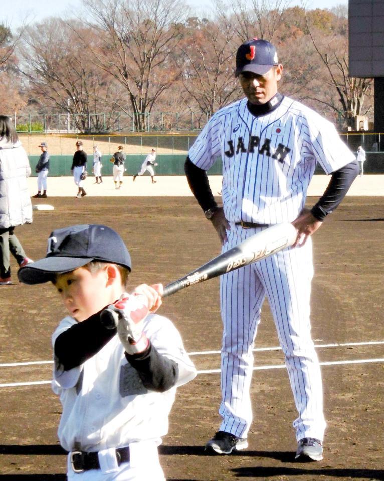 　野球教室に参加し、指導する稲葉監督