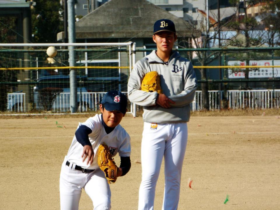 野球教室で子供のキャッチボールを見守る山本