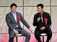 トークで盛り上がる菅野智之（左）と松山英樹＝都内のホテル（撮影・金田祐二）