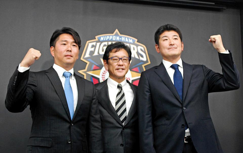 　入団が決まった実松コーチ兼捕手（左）と加藤コーチ（右）と写真に納まる栗山監督