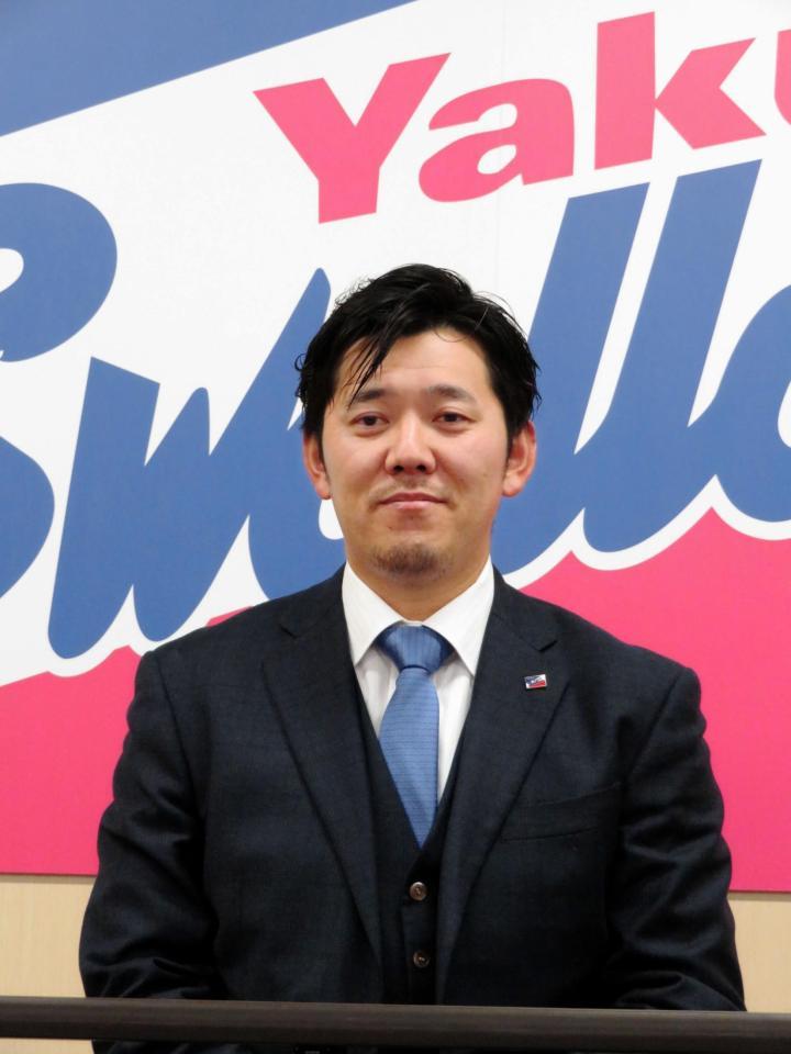 ８６％ダウンで契約更改した成瀬＝東京・港区の球団事務所