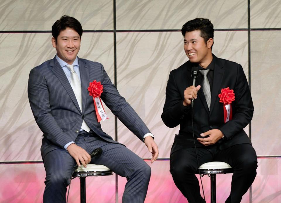 トークで盛り上がる菅野智之（左）と松山英樹＝都内のホテル（撮影・金田祐二）