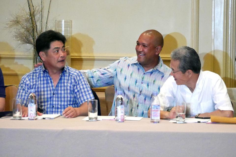 ＤｅＮＡのラミレス監督（中央）、山田久志氏（右）と談笑しておどけるソフトバンクの工藤監督