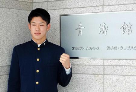 　施設見学に訪れたドラフト６位・西浦