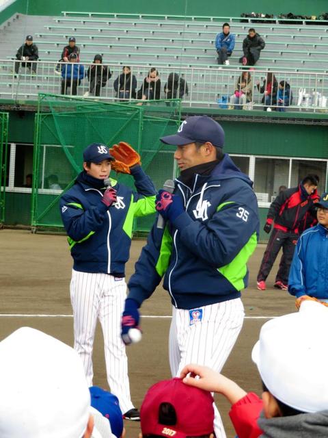 ヤクルト・山田らが小雪の中、熱血指導　福島で少年野球教室