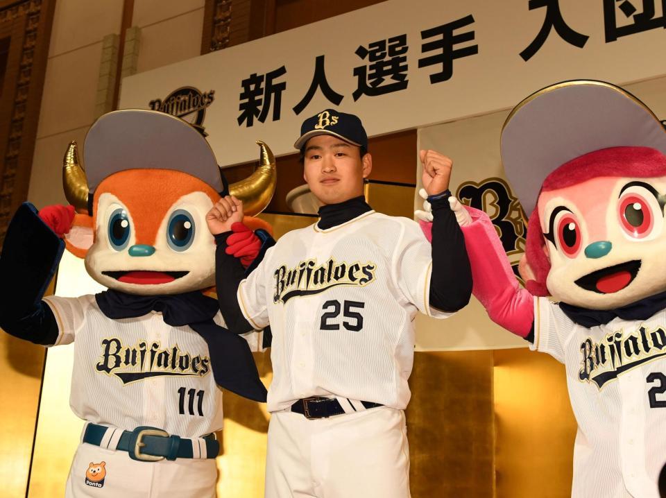 マスコットと写真に収まるオリックス・西村凌＝帝国ホテル大阪