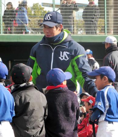 　小学生たちと交流し笑顔を見せる山田