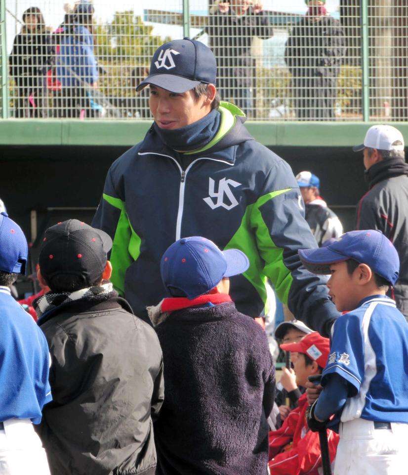 　小学生たちと交流し笑顔を見せる山田