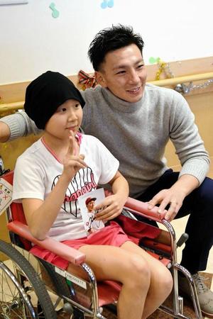 子どもたちと笑顔で記念撮影する楽天・嶋＝仙台市内の東北大学病院（代表撮影）