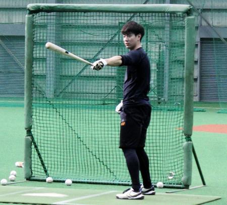 室内練習場でマシン打撃を行う松本