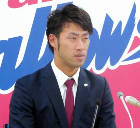 減俸で契約更改し会見に臨む秋吉