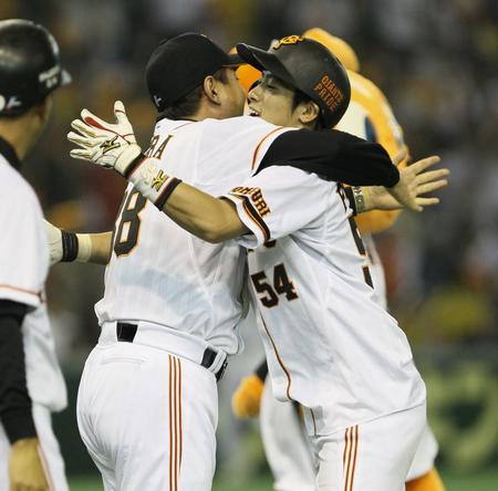 　サヨナラ打を放ち、原監督（左）から熱い抱擁を受ける藤村＝１１年１０月１１日、東京ドーム