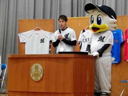 「マリーンズ算数ドリル」贈呈式であいさつをする佐々木