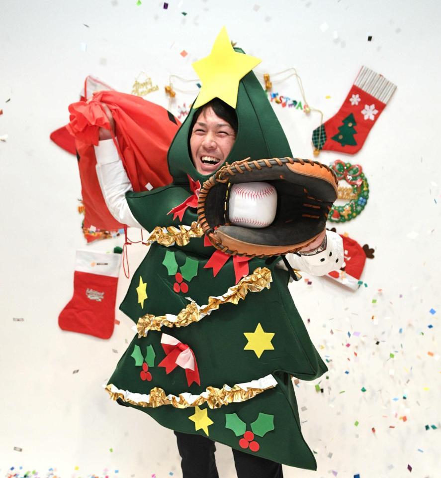 年俸大幅増で契約更改し、クリスマスツリー姿で笑顔を見せる甲斐　