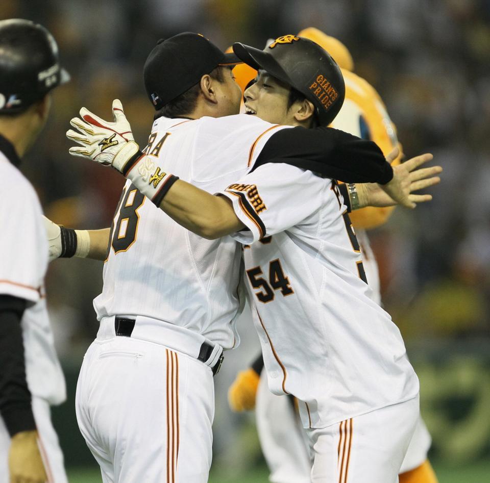 　サヨナラ打を放ち、原監督（左）から熱い抱擁を受ける藤村＝１１年１０月１１日、東京ドーム
