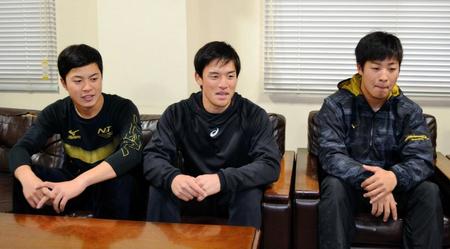 年内の練習を納め、来年の抱負を語る（左から）明大・渡辺、吉田、逢沢