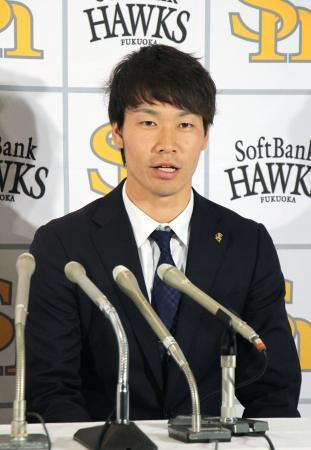 　契約更改交渉を終え、記者会見するソフトバンクの武田翔太投手＝２１日、ヤフオクドーム