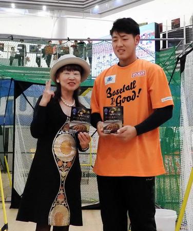 　アパホテルの元谷社長（左）から激励される岡本